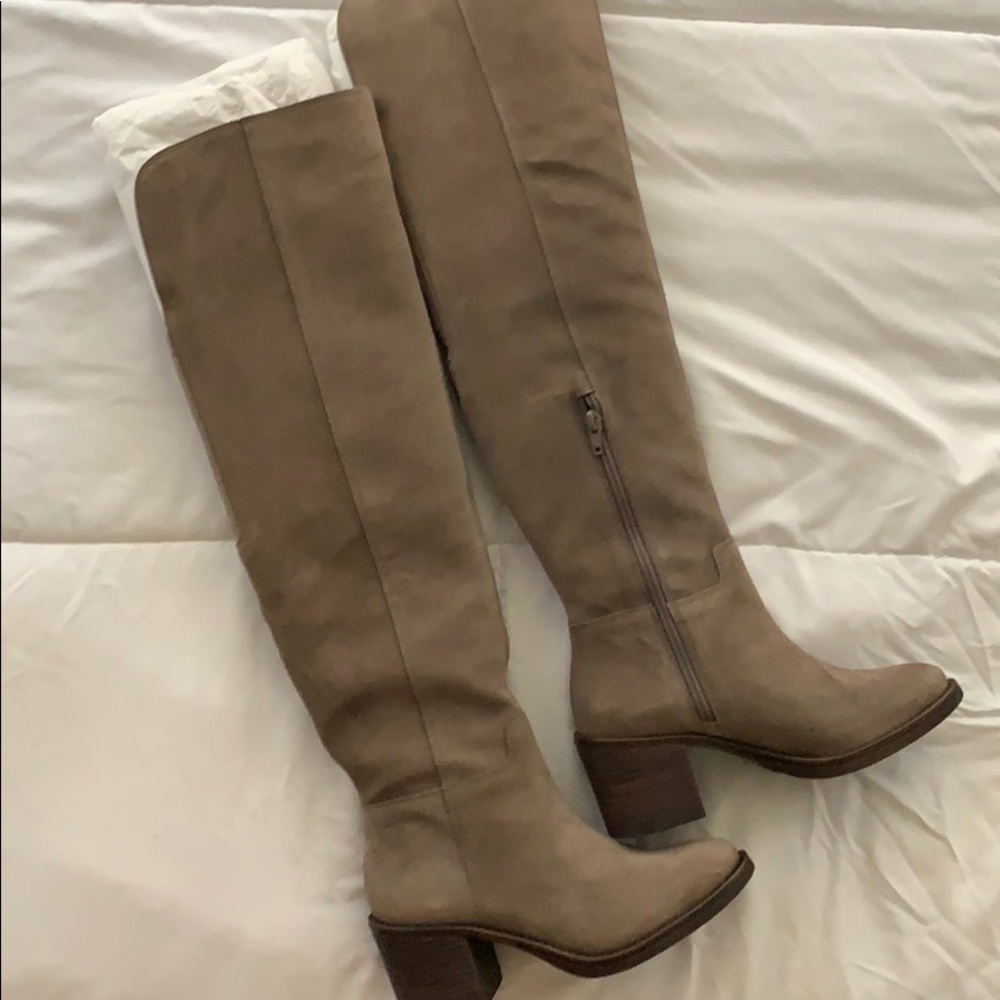 New no box Lucky Ratann suede boots